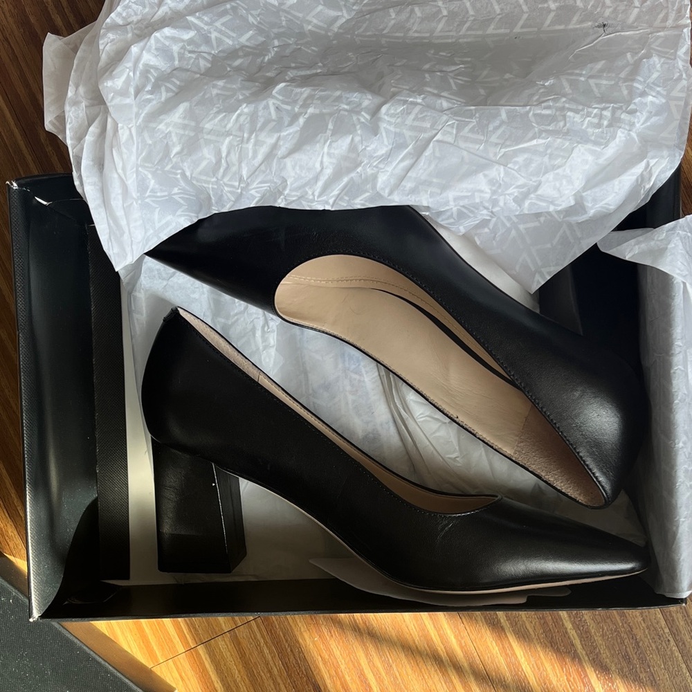 Like new Marc Fisher Black Leather Heels